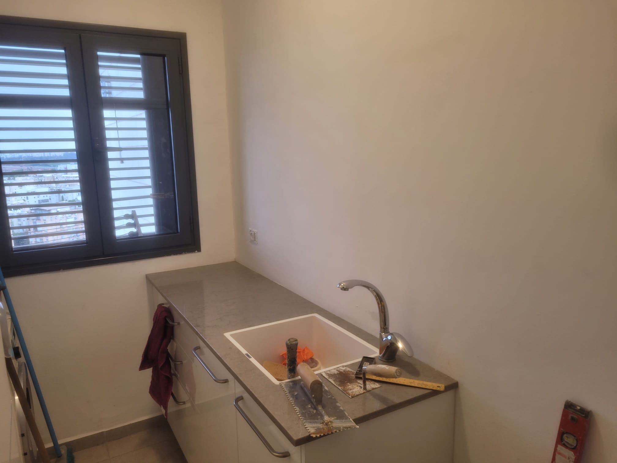 חיפוי קרמיקה בחדר כביסה